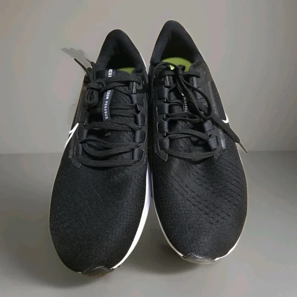 Nike Air Zoom Pegasus 38 Black White Size 10.5 NEW Running Shoe Sneaker